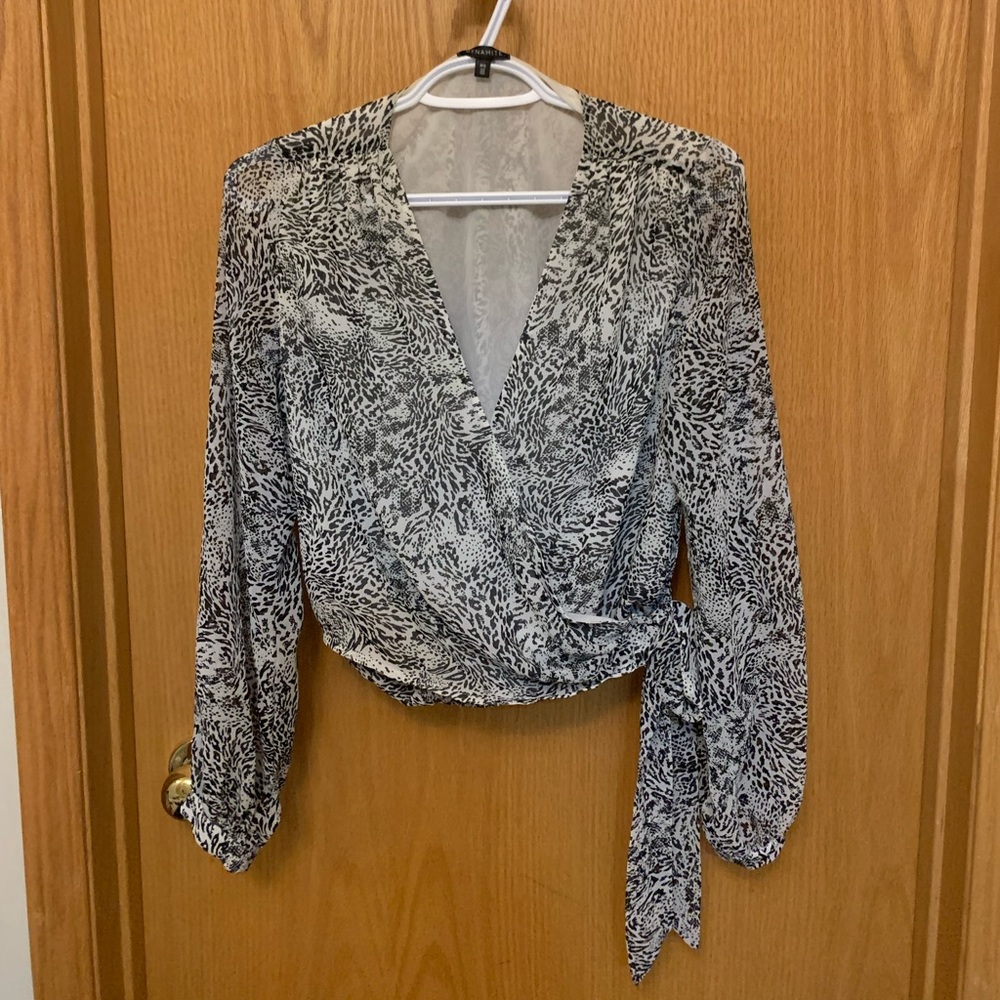 Black and white animal print wrap long sleeve top!